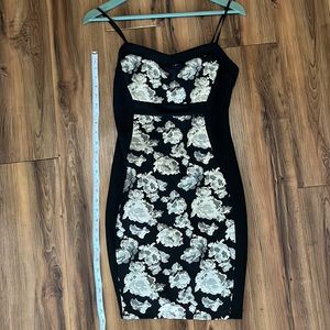 Flattering, form fitting Ruby Rox dress - Size 5